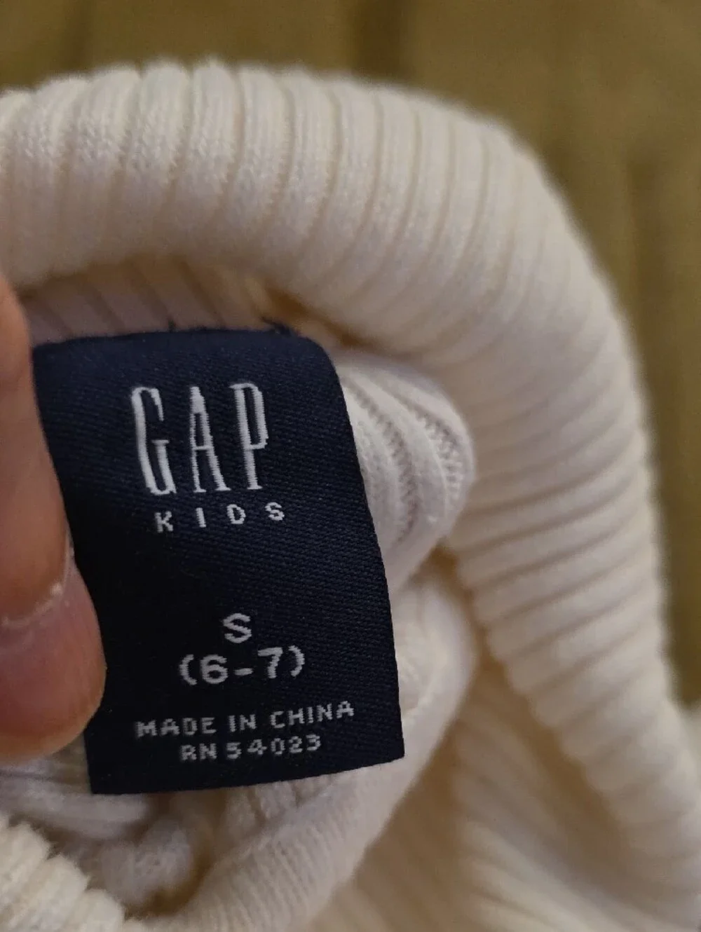 5/25 GAP Kids White Ribbed Turtleneck Long Sleeve Shirt Size 6-7..